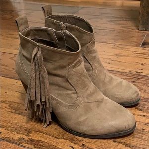 Brown Ankle boots with fringe!